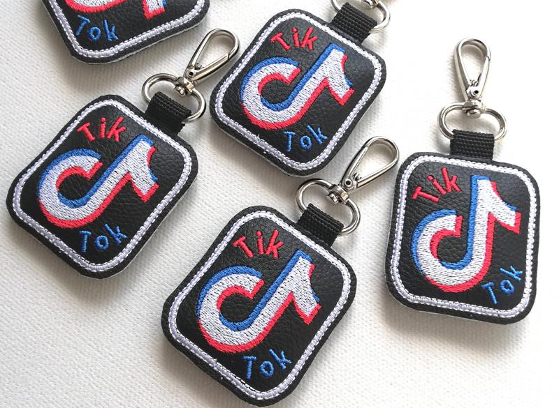Hímzett TikTok kulcstartó karabinerrel