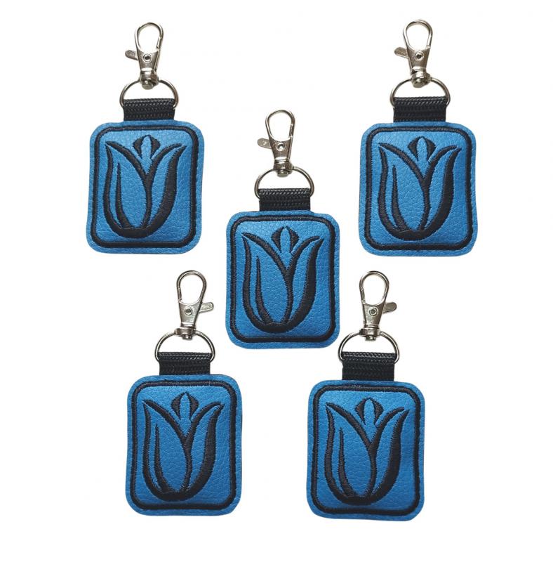 Hímzett tulipános kulcstartó karabinerrel fekete-kék