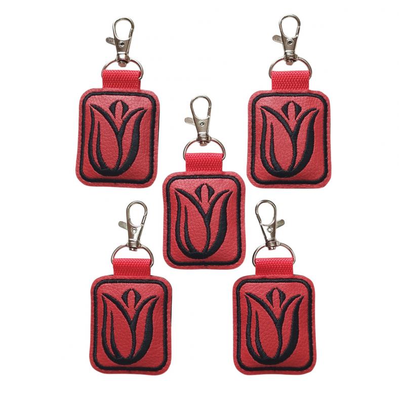 Hímzett tulipános kulcstartó karabinerrel fekete-piros