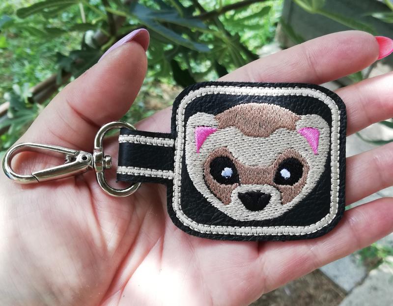 Hímzett vadászgörény bőrkulcstartó kulcsdísz táskadísz