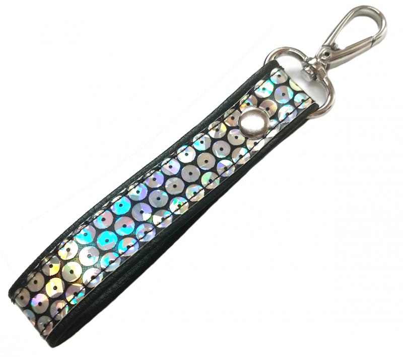 Hologramos textilbőr kulcstartó táskadísz karabinerrel fekete - szivárvány flitter