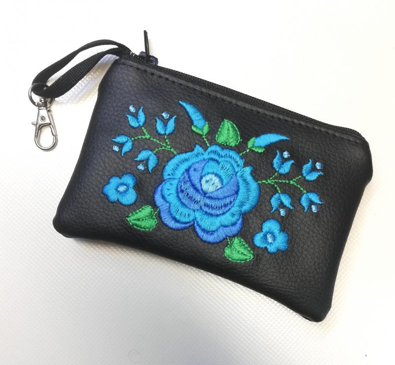 Hungarian Folkart textilbőr kulcscsomótartó fekete alapon türkíz hímzett kcst101