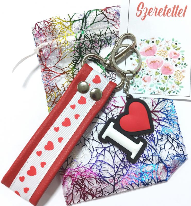 I Love You műbőr kulcstartó karikával karabinerrel ajándéktasakban