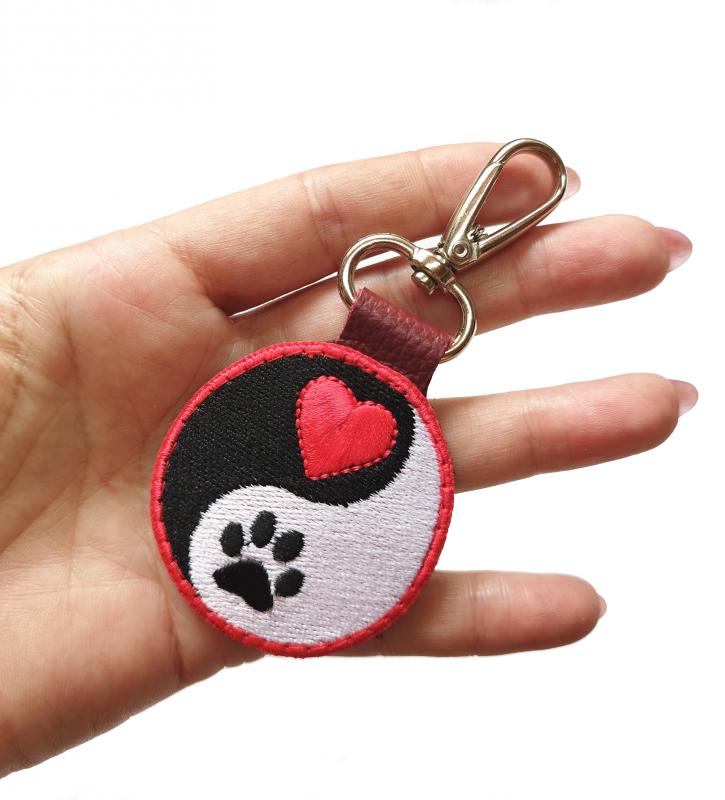 Jin-jang (yin-yang) egyensúly hímzéssel díszített szíves tappancsos bőrkulcstartó kulcsdísz táskadísz