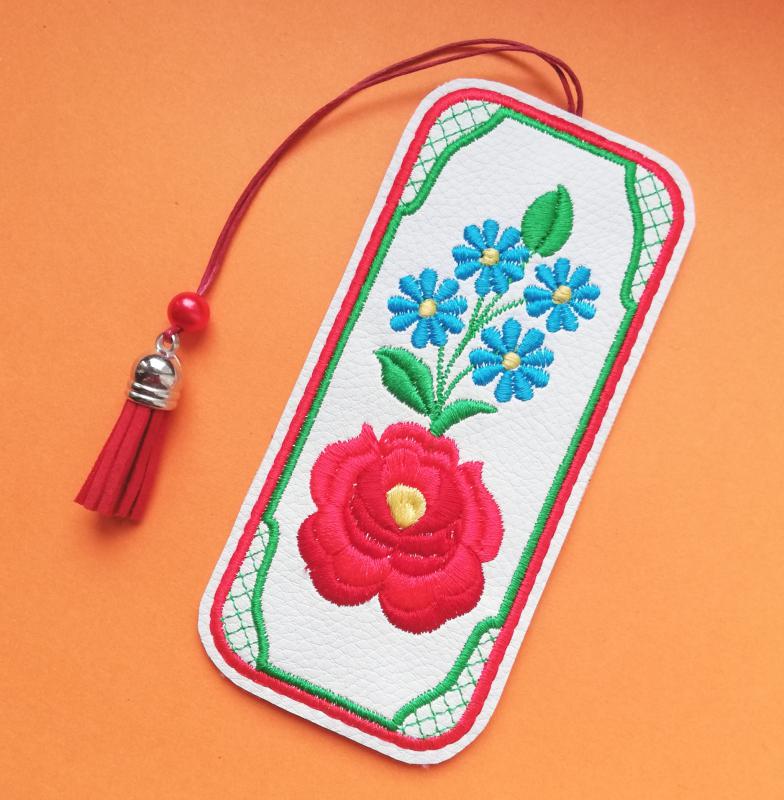 Kalocsai virágok hímzett könyvjelző bojttal fehér alapon színes hímzés