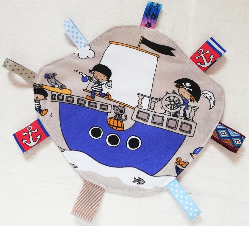 Kalózhajó cimkerongyi alvókendő kék csillagokkal