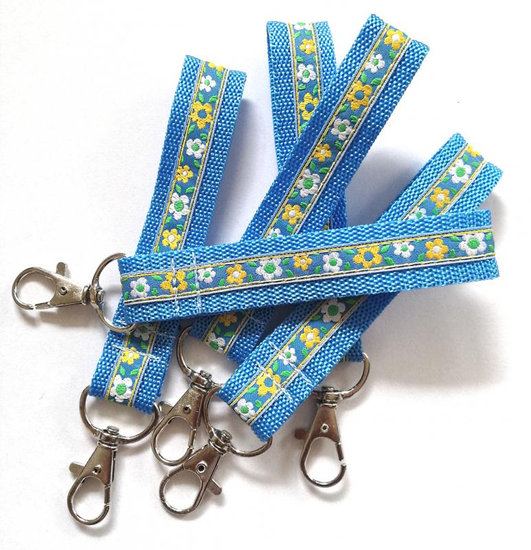 Kék virágos heveder kulcstartó táskadísz karabinerrel