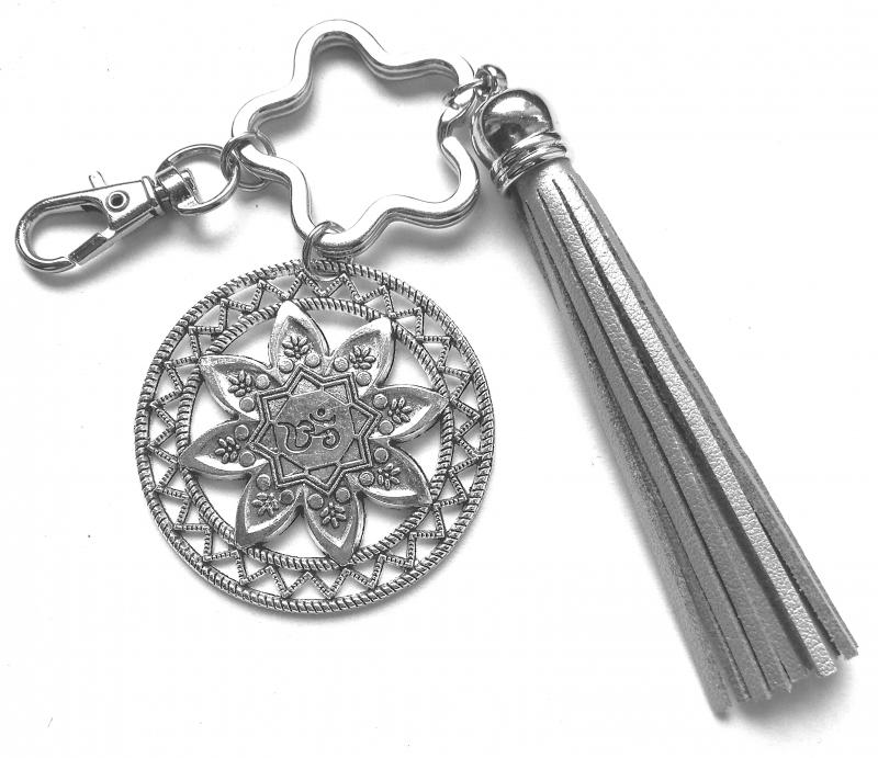 Kelta nap kulcstartó táskadísz nagy ezüst bojttal és karabinerrel