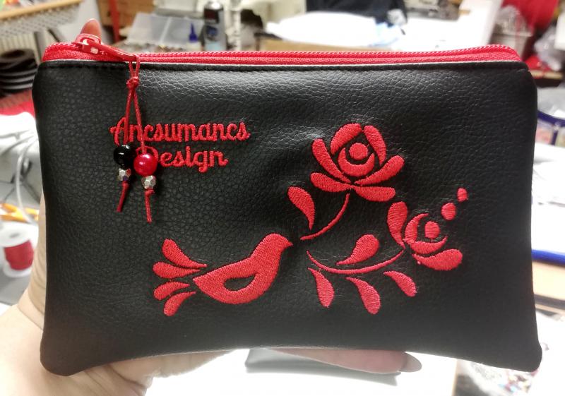 Kétrekeszes pénztárca piperetartó hímzett népi madárkás fekete-piros