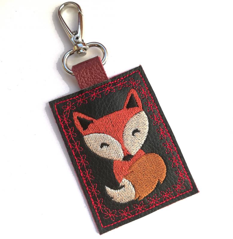 Kisróka virágkeretben hímzett bőrkulcstartó kulcsdísz táskadísz