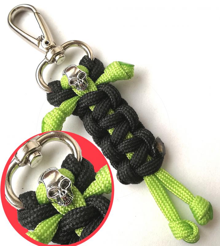 Koponyás Alien paracord  kulcstartó karabinerrel Fekete-olivazöld