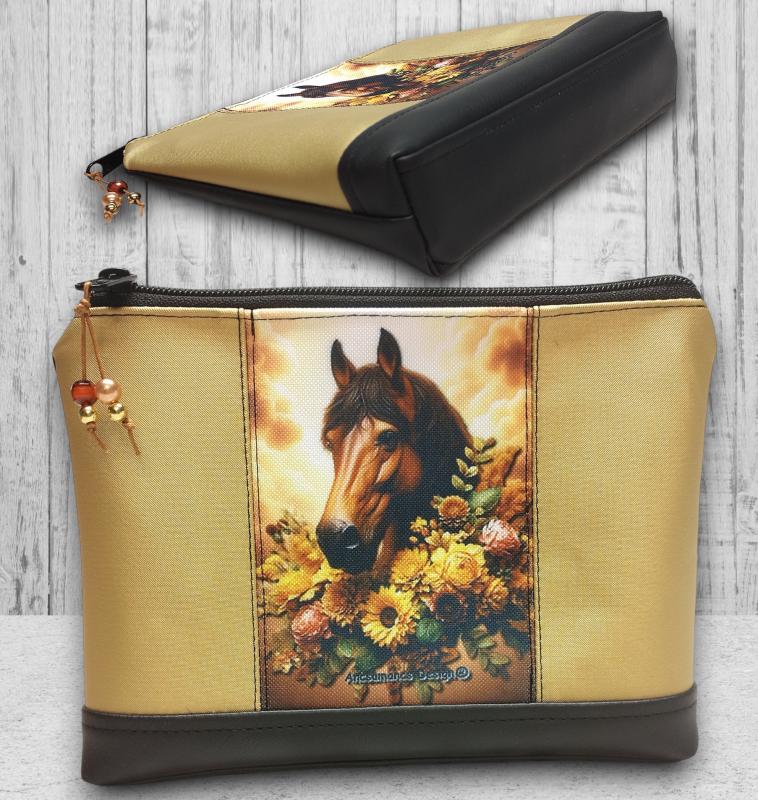 Lovas 01 - Nagyméretű nyomtatott panellal díszített vízálló talpas textilbőr neszesszer