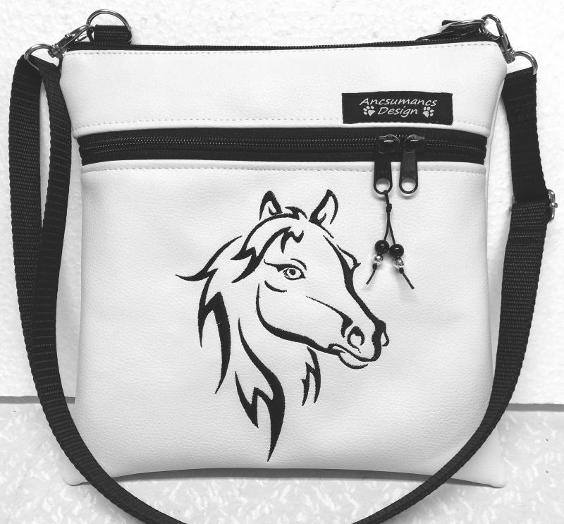 Lovas hímzett textilbőr táska övtáska 25x25 fehér alapon fekete hímzés