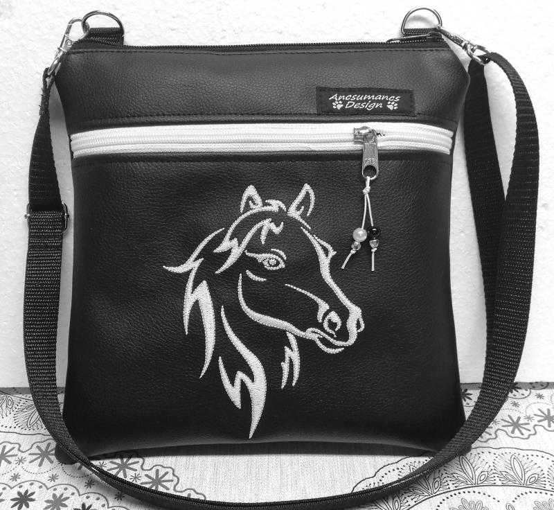Lovas hímzett textilbőr táska övtáska 25x25 fekete alapon fehér hímzéssel
