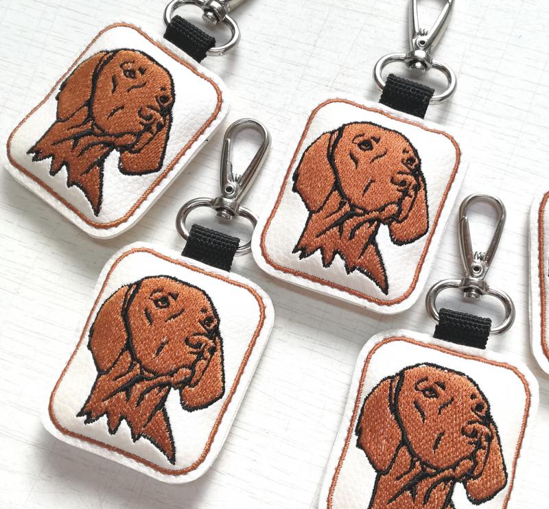 Magyar vizsla kutya hímzett kulcstartó táskadísz karabinerrel gyöngyházfényű pezsgőszín alapon