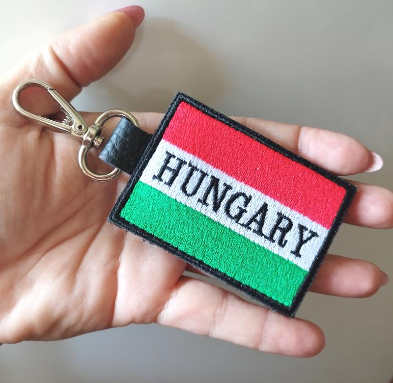 Magyar zászló Hungary felirattal hímzéssel díszített bőrkulcstartó kulcsdísz táskadísz