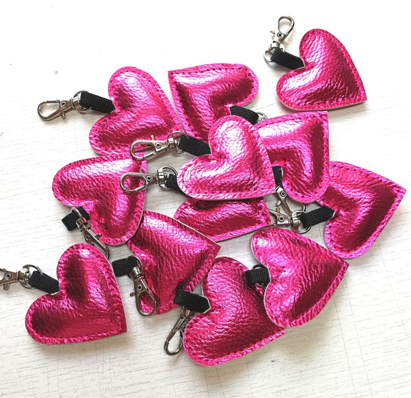 Metál pink szívecske fityegő táskadísz karabinerrel