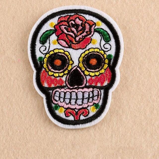 Mexikói koponya vasalható varrható hímzett felvarró folt 7x5,2cm fehér