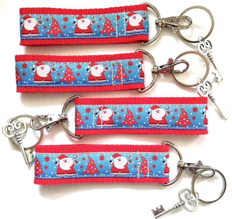 Mikulás heveder kulcstartó táskadísz karabinerrel karikával kulcs fityegővel