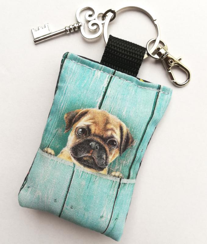 Mopsz kutyás textil kulcstartó karikával karabinerrel kulcs fityegővel