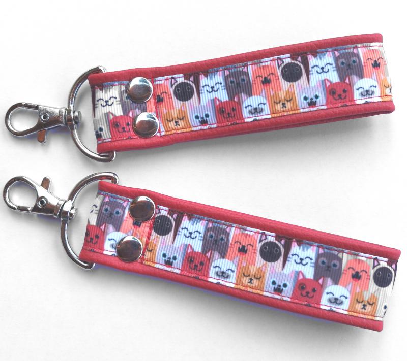 Mosolygó cicák bordó textilbőr kulcstartó táskadísz karabinerrel