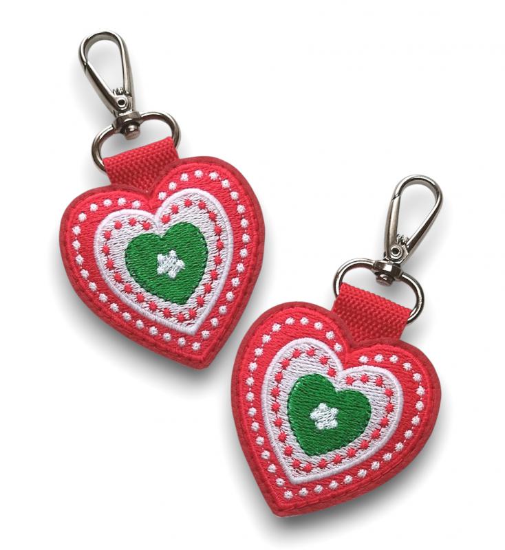 Nemzeti színű csupaszív hímzett kulcstartó táskadísz karabinerrel