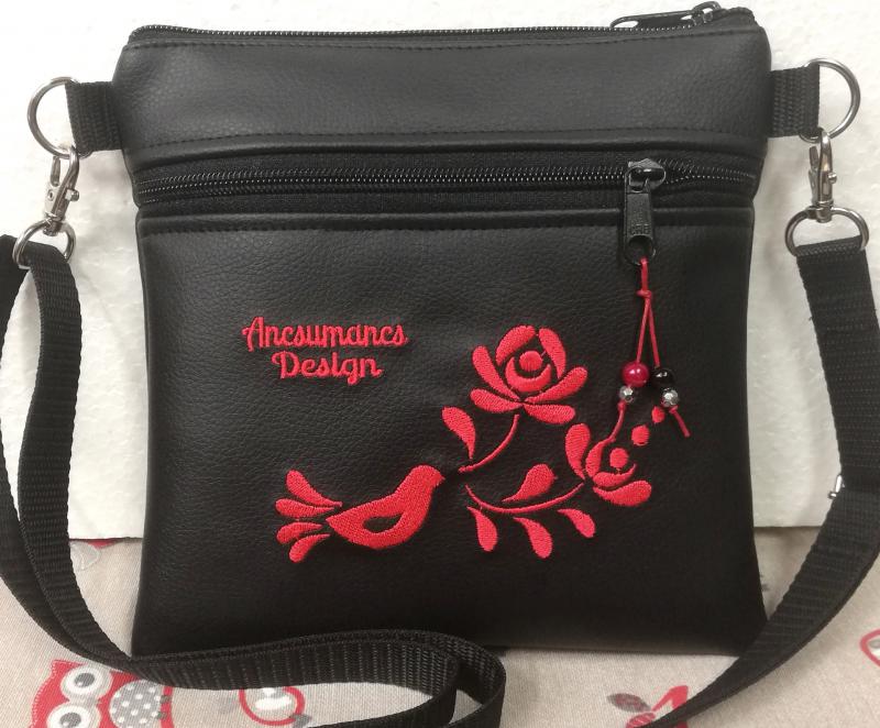 Népi madárkás hímzett textilbőr kistáska 20x20 fekete-piros