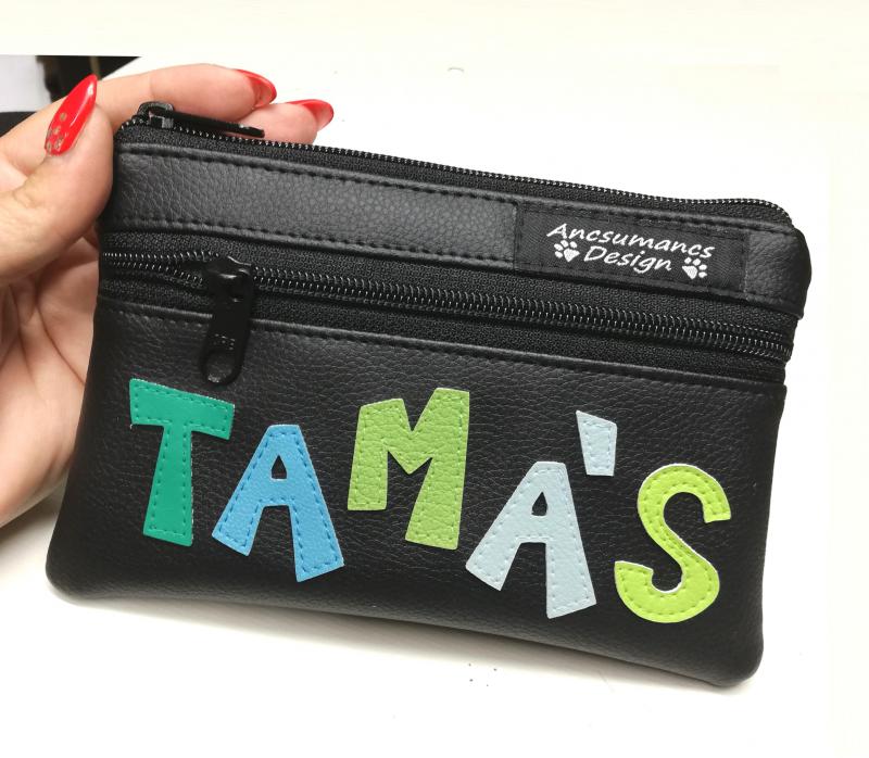 Neves kétrekeszes textilbőr pénztárca fiú szines betűk fekete alap fekete cipzár