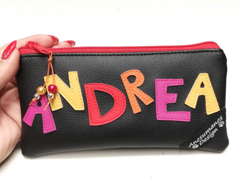 Neves textilbőr tolltartó neszeszer női név szines betűk fekete alap piros cipzár