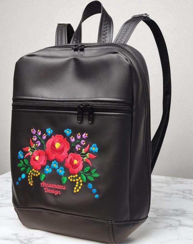 Noelle XL hátizsák - Hímzett Kalocsai virágos Hungarian Folkart08 Fekete alapon 38x32x13