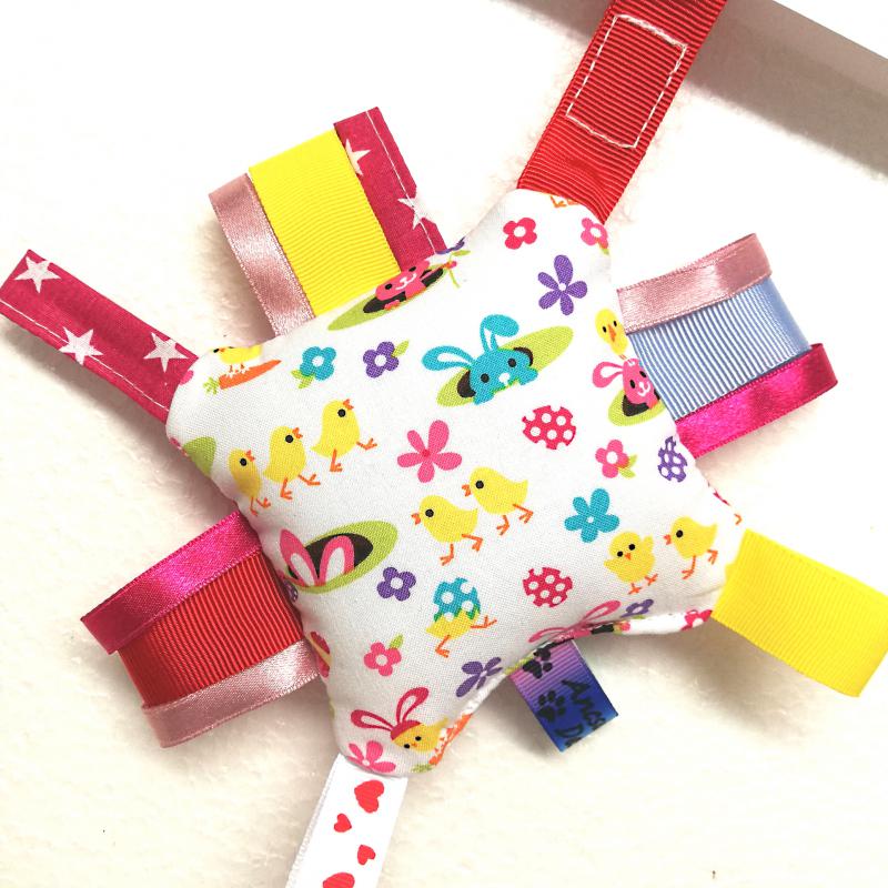 Nyuszis felakasztható cimkepárna készségfejlesztő csörgővel lányos színekkel