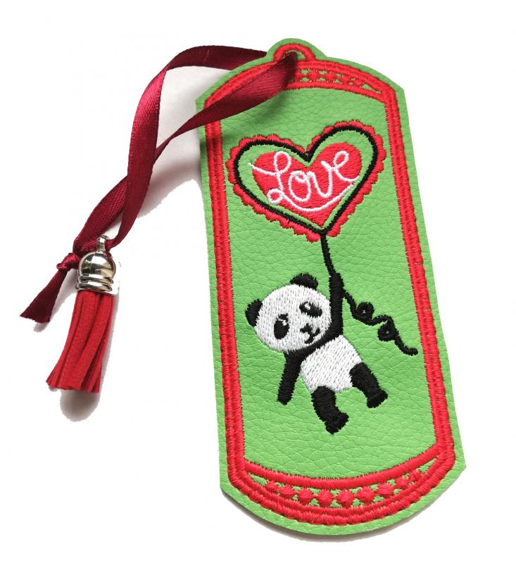 Panda maci Love lufival hímzett könyvjelző bojttal
