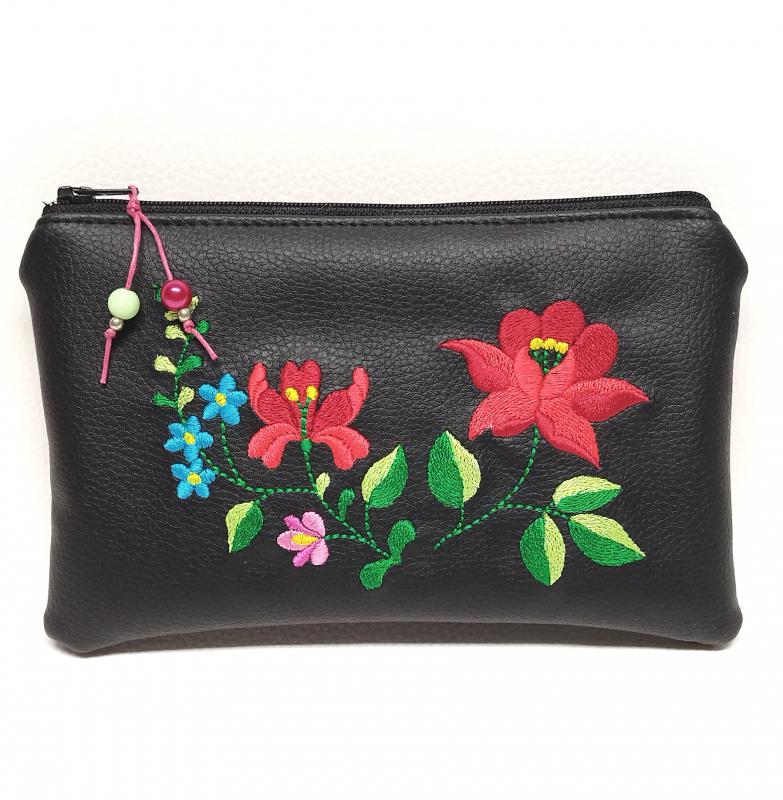 Piperetartó neszeszer Hímzett népi virágok fekete alapon