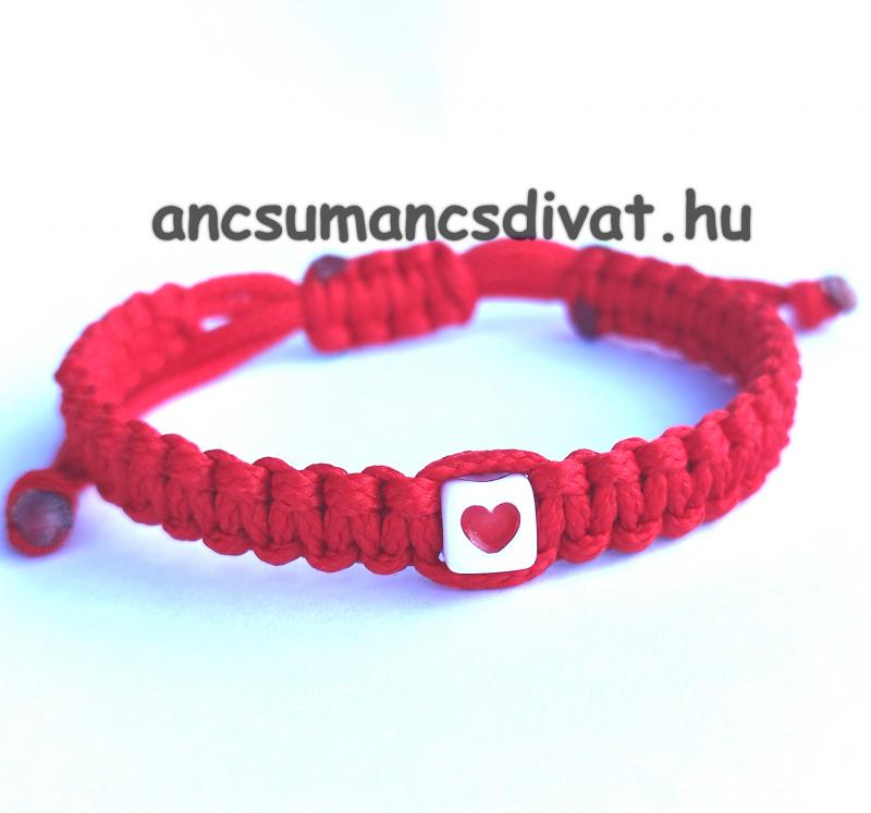 Piros védelmező kabala makramé karkötő szivecskével