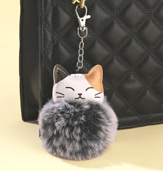 Pom-pom cica kulcstartó táskadísz karabinerrel