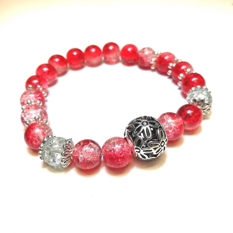 Romantikus piros roppantott gyöngy karkötő filigrán dísszel