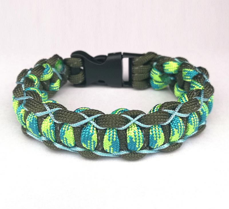 Simple Cobra Vertical paracord karkötő tukcsattal  keki-sárga-kék (csuklóméret 18-18,5cm)