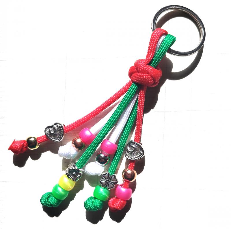 Sokgyöngyös paracord kulcstartó táskadísz - Piros fehér zöld