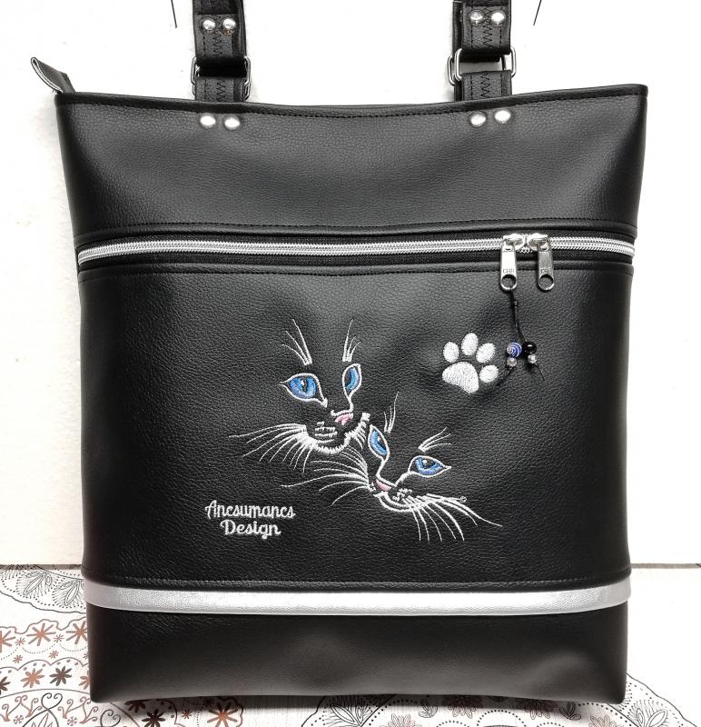 Szegecselt fülű nagyméretű City válltáska-Fekete alapon cicák és tappancs hímzéssel