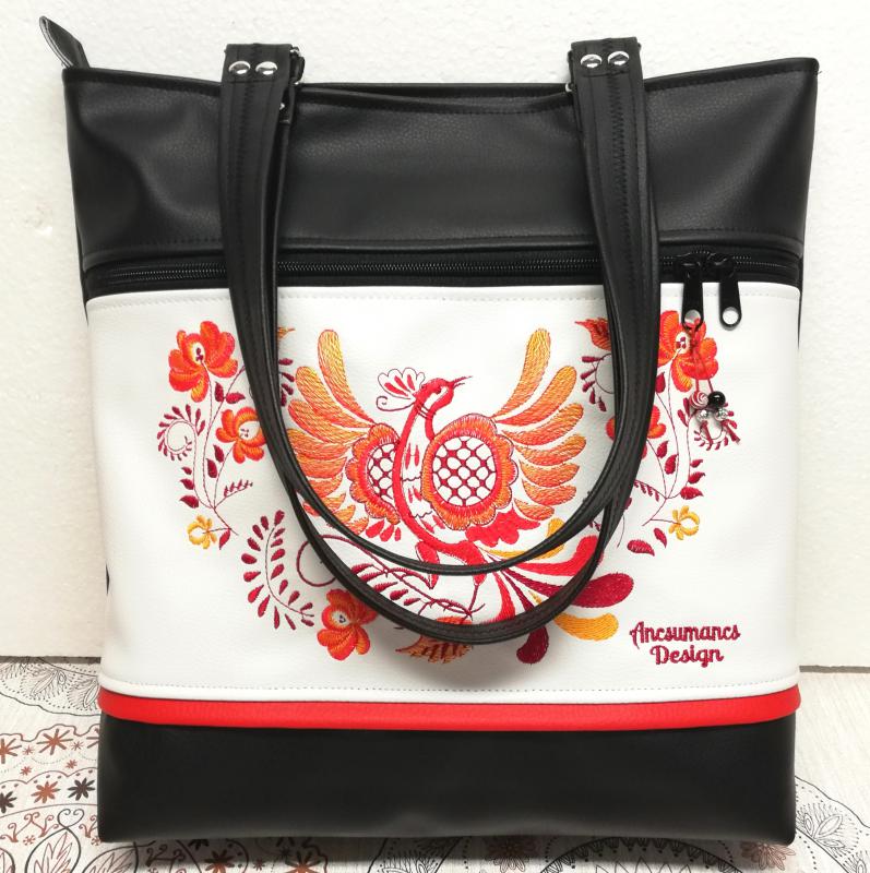 Szegecselt fülű nagyméretű City válltáska Tűzmadár fekete fehéren
