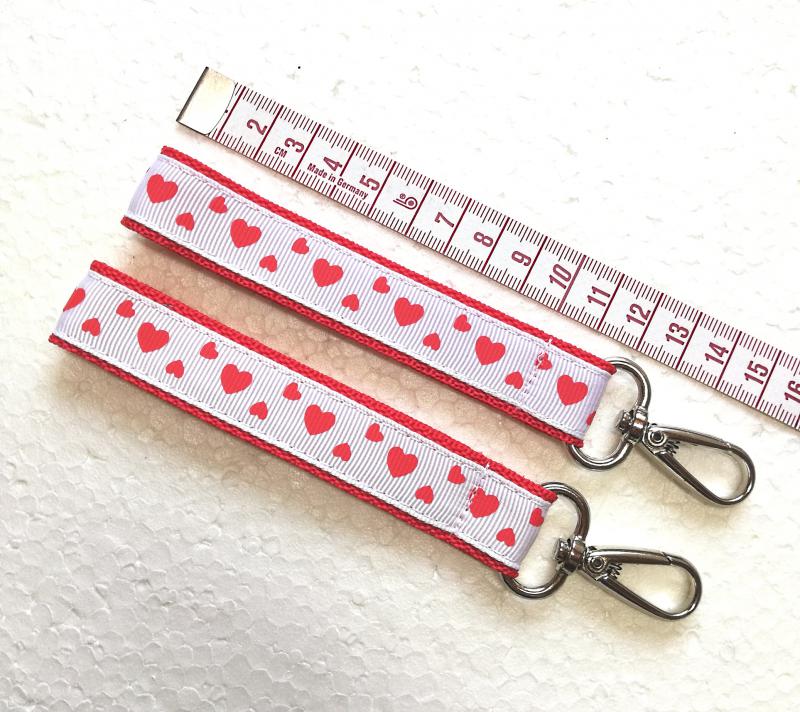 Szivecskés heveder kulcstartó táskadísz karabinerrel piros-fehér