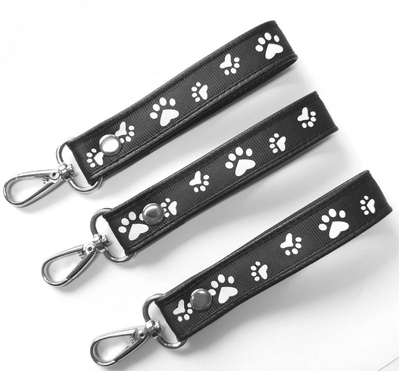 Tappancsok textilbőr kulcstartó táskadísz karabinerrel fekete