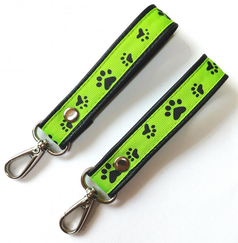 Tappancsok textilbőr kulcstartó táskadísz karabinerrel fekete neonzöld