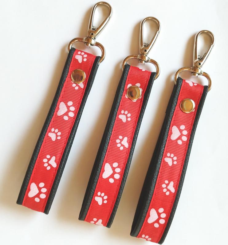 Tappancsok textilbőr kulcstartó táskadísz karabinerrel fekete piros