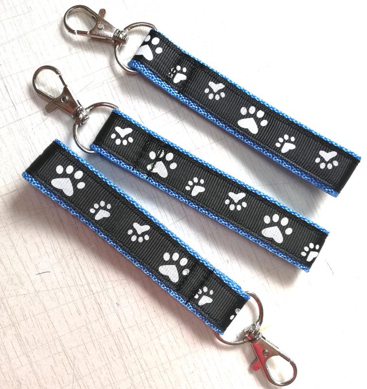 Tappancsos heveder kulcstartó táskadísz karabinerrel kék-fekete