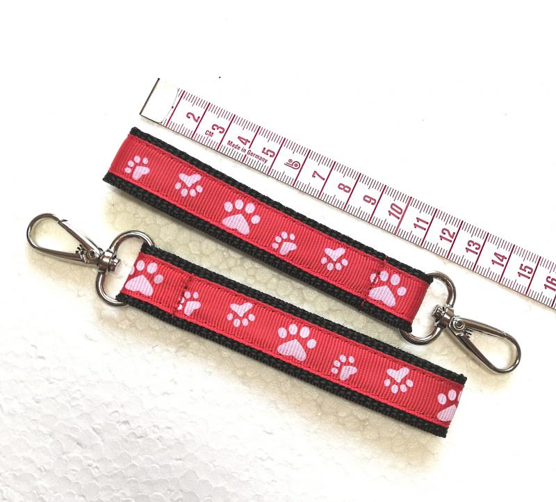 Tappancsos heveder kulcstartó táskadísz karabinerrel piros