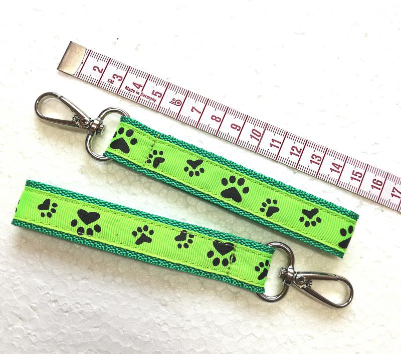 Tappancsos heveder kulcstartó táskadísz karabinerrel zöld