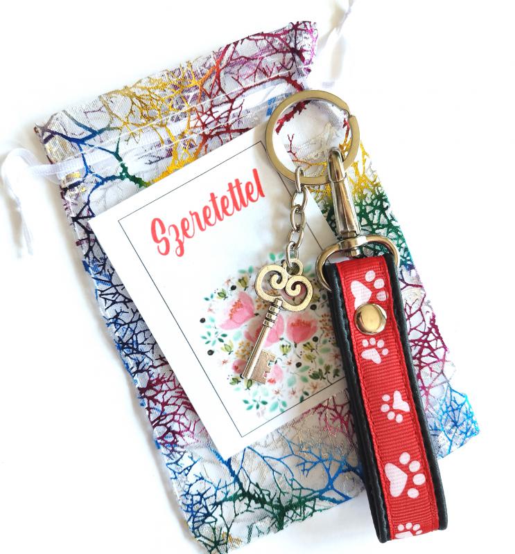 Tappancsos műbőr kulcstartó karikával karabinerrel kulcs fityegővel ajándéktasakban piros