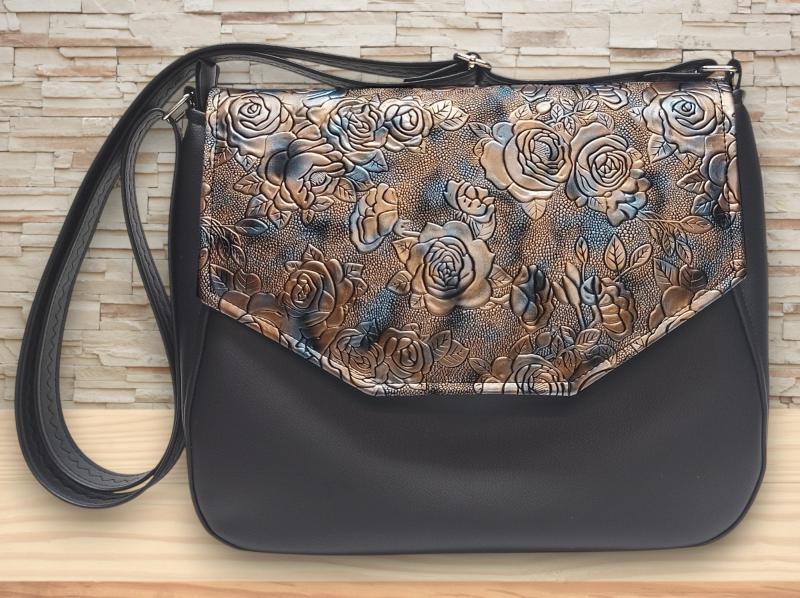 TERESA Fedélrészes oldaltáska Fekete alap metál rózsás fedélrésszel