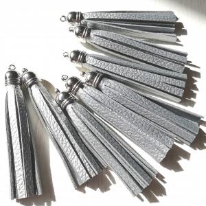 7,5 cm-es ezüst műbőr bojt táskadísz fityegő